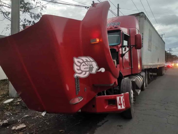Conductor de tráiler ocasiona accidente en carretera federal Veracruz-Xalapa