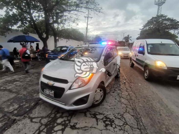 Conductor de tráiler ocasiona accidente en carretera federal Veracruz-Xalapa