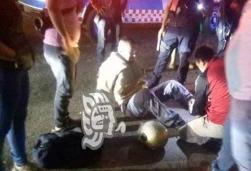 Motociclista herido tras colisión en puente peatonal de Cosoleacaque

