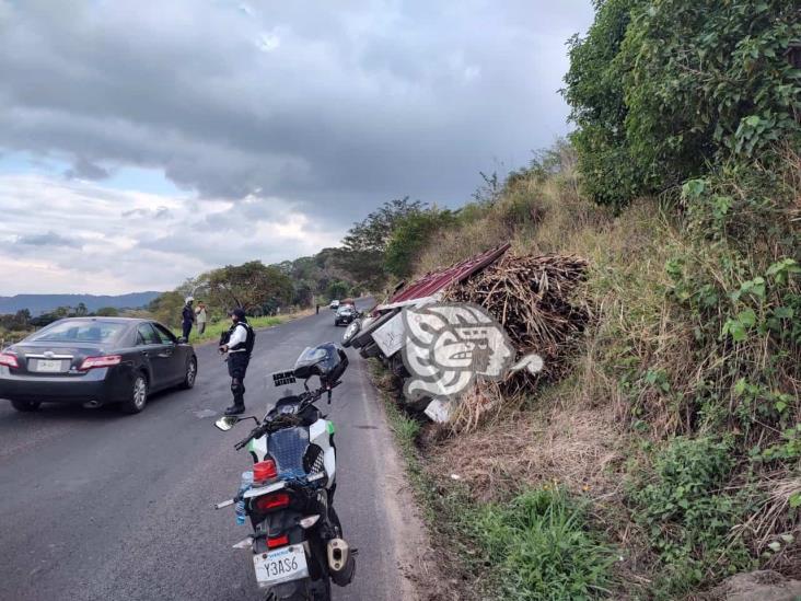 Camión queda ‘acostado’ en la carretera Xalapa-Alto Lucero; cae en cuneta