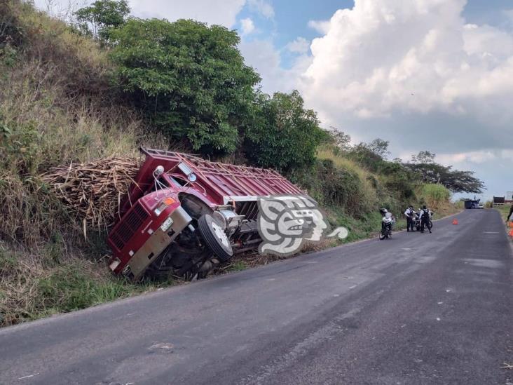 Camión queda ‘acostado’ en la carretera Xalapa-Alto Lucero; cae en cuneta