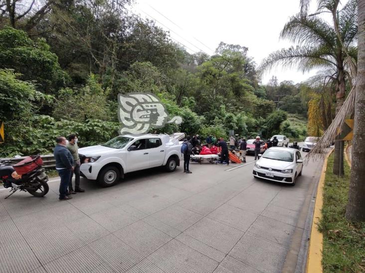 Dos ocupantes de moto se estrellan contra taxi en bulevar Xalapa-Coatepec