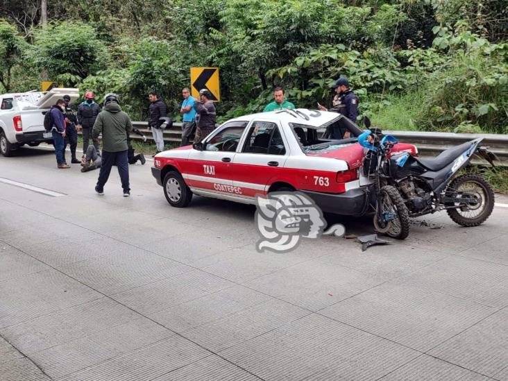 Dos ocupantes de moto se estrellan contra taxi en bulevar Xalapa-Coatepec