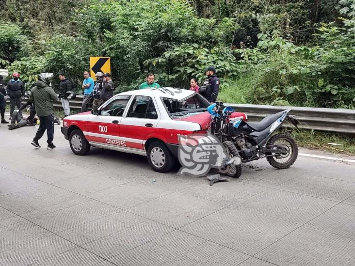 Dos ocupantes de moto se estrellan contra taxi en bulevar Xalapa-Coatepec