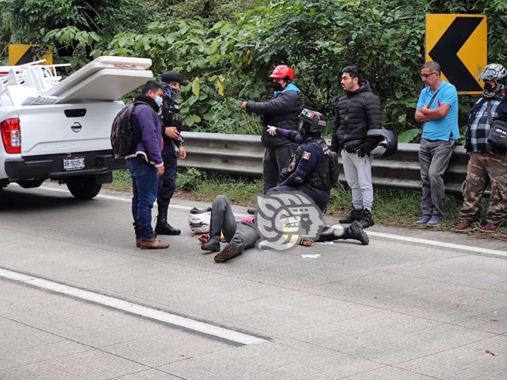 Dos ocupantes de moto se estrellan contra taxi en bulevar Xalapa-Coatepec