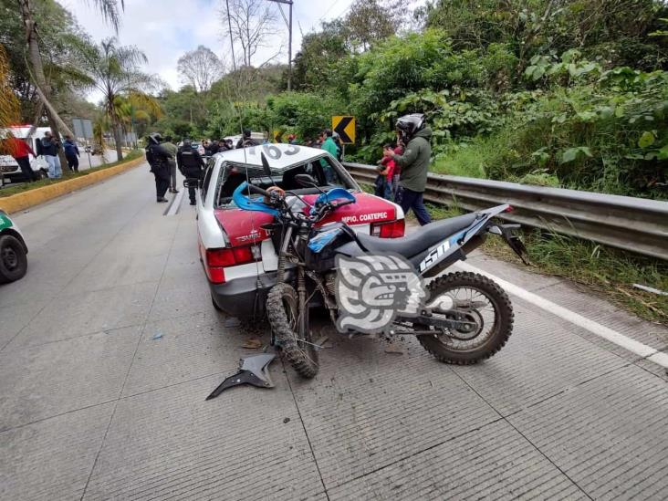 Dos ocupantes de moto se estrellan contra taxi en bulevar Xalapa-Coatepec