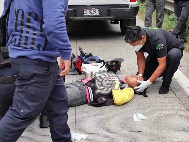 Dos ocupantes de moto se estrellan contra taxi en bulevar Xalapa-Coatepec