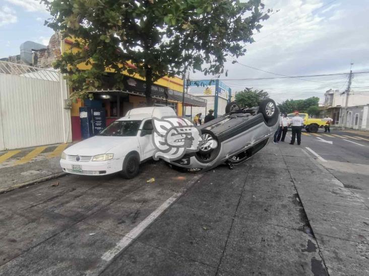 Choca y termina volcado en colonia de Veracruz