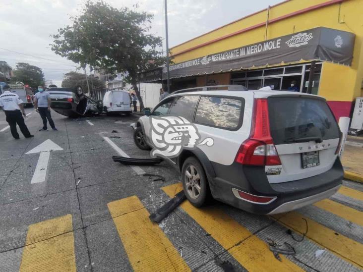 Choca y termina volcado en colonia de Veracruz