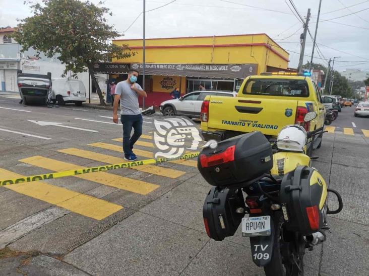 Choca y termina volcado en colonia de Veracruz