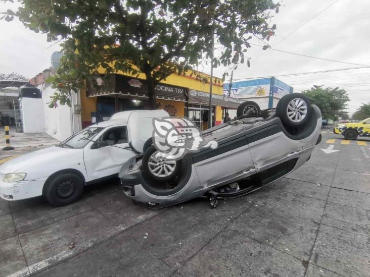 Choca y termina volcado en colonia de Veracruz