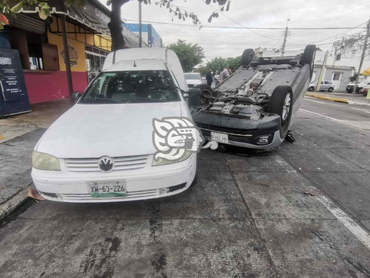 Choca y termina volcado en colonia de Veracruz