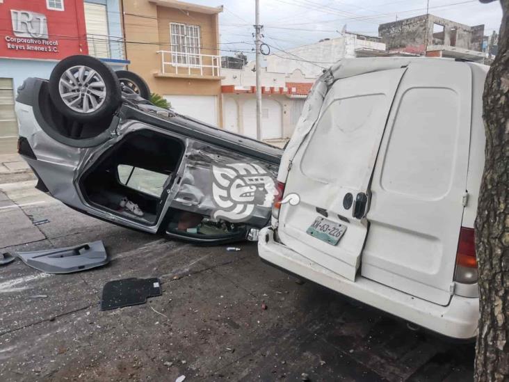 Choca y termina volcado en colonia de Veracruz