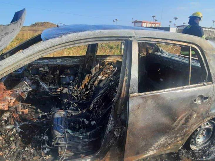 Vehículo arde en llamas carretera Veracruz Xalapa