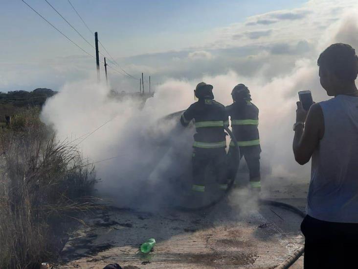 Vehículo arde en llamas carretera Veracruz Xalapa