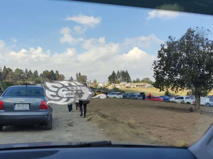 Tras nevada, continúan llegando turistas al Cofre de Perote; restringen acceso