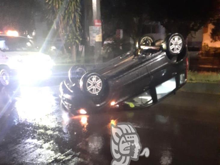 Auto volcado fue abandonado en Jardines de Xalapa