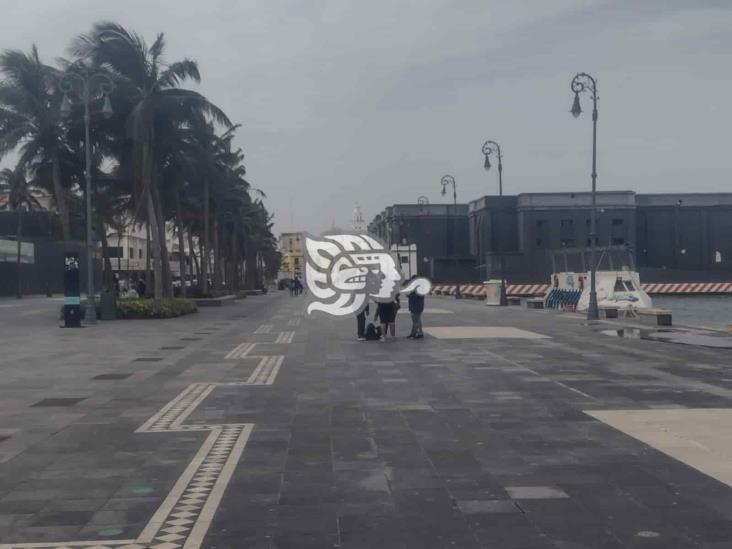 Pese a temperaturas frescas, familias recorren zona del Malecón de Veracruz