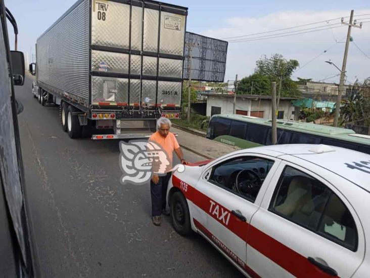 Carambola entre tráiler y dos vehículos en el puente Joroba