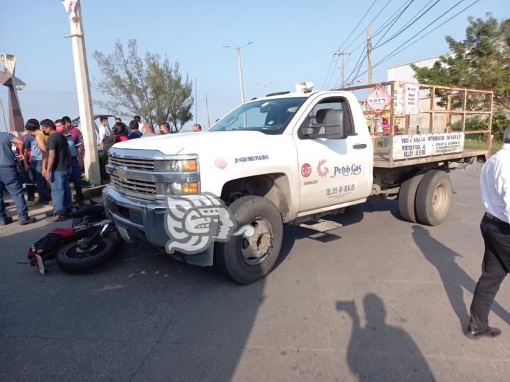 Camioneta repartidora de gas choca motocicleta; dos lesionados
