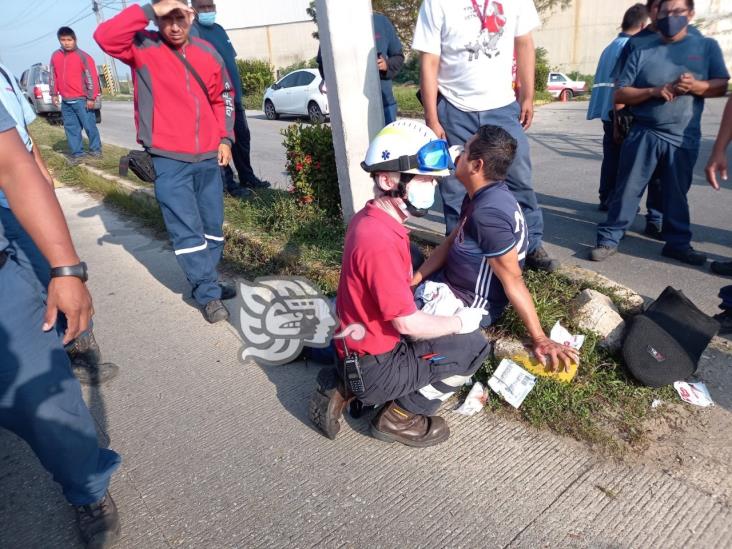 Camioneta repartidora de gas choca motocicleta; dos lesionados