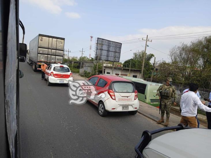 Carambola entre tráiler y dos vehículos en el puente Joroba