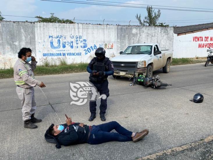 Motociclista choca unidad de CFE en Minatitlán