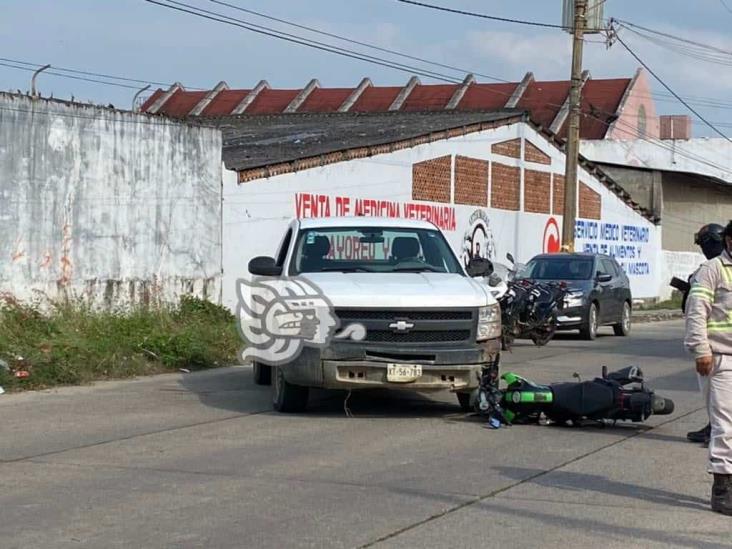 Motociclista choca unidad de CFE en Minatitlán