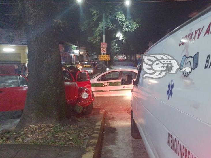 ‘Vochito’ choca contra árbol en avenida Américas, en Xalapa