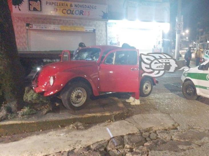 ‘Vochito’ choca contra árbol en avenida Américas, en Xalapa
