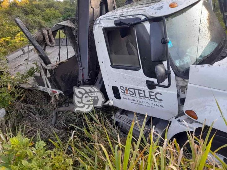 Reportan accidente en carretera panamericana 180; camioneta se sale de camino