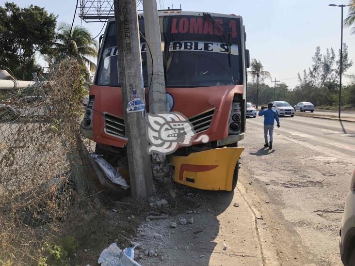 Se estrella autobús contra postes en Veracruz