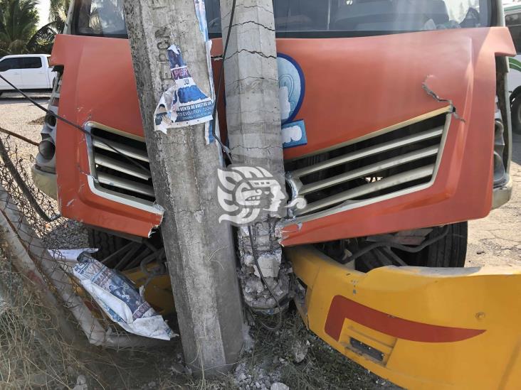 Se estrella autobús contra postes en Veracruz