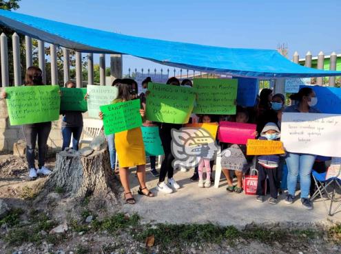 Por falta de maestros, protestan en comunidad de Papantla