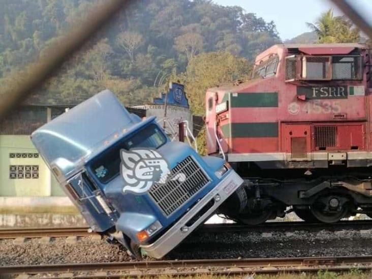 ¡Le quería ganar el paso! Tráiler es embestido por tren en localidad de Tezonapa