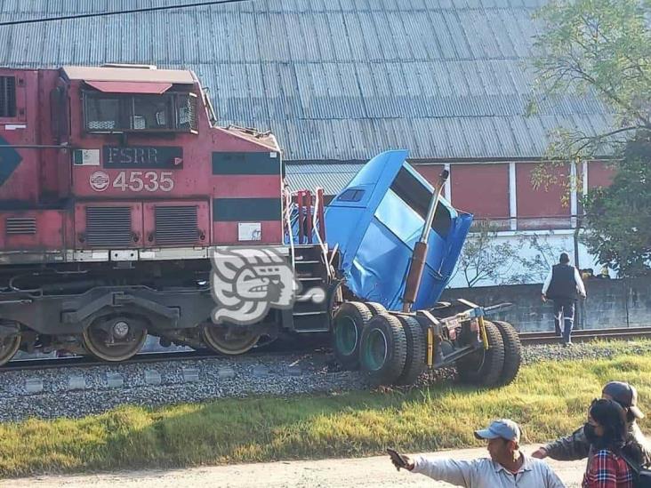 ¡Le quería ganar el paso! Tráiler es embestido por tren en localidad de Tezonapa