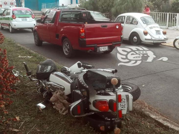 De reversa; auto impacta a motociclista en avenida de Xalapa