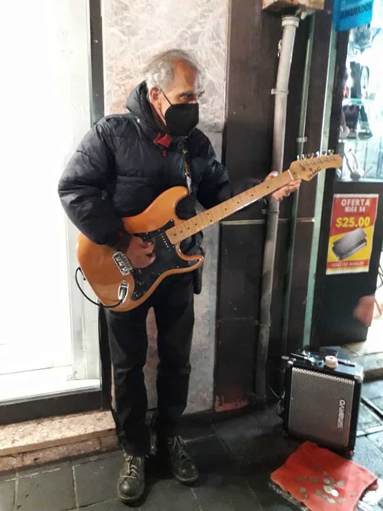 El legendario músico xalapeño Chava Blues busca dejar legado a nuevas generaciones