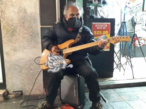 El legendario músico xalapeño Chava Blues busca dejar legado a nuevas generaciones