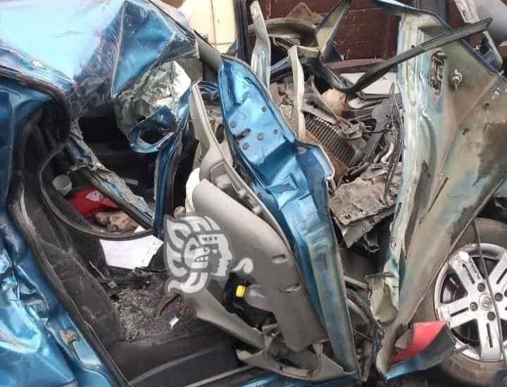 Chocan camión de volteo y automóvil en la Córdoba-Veracruz; hay un lesionado