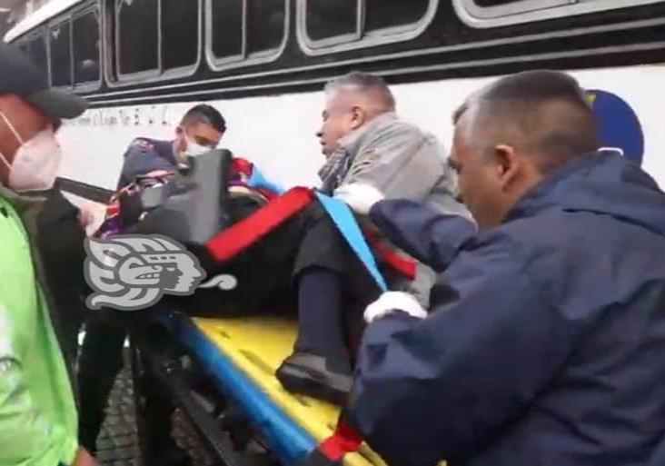 Autobús de pasaje atropella a mujer en céntrica calle de Xalapa