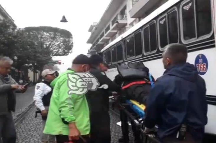 Autobús de pasaje atropella a mujer en céntrica calle de Xalapa