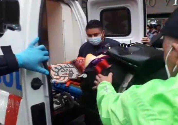 Autobús de pasaje atropella a mujer en céntrica calle de Xalapa