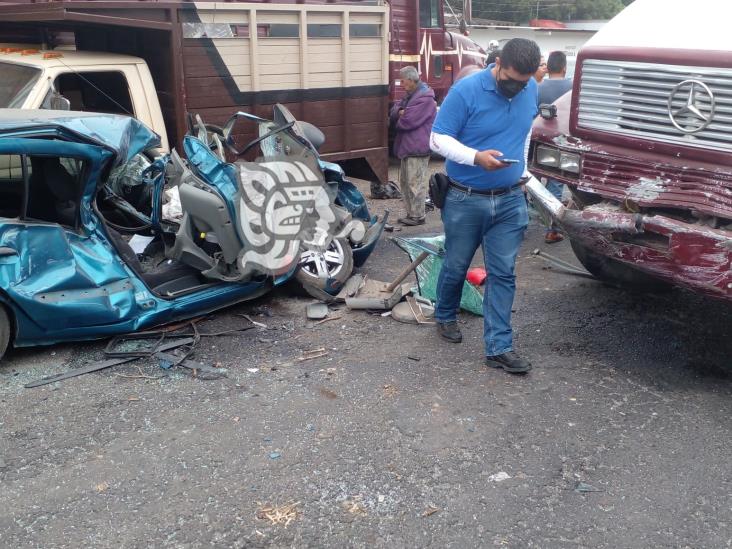 Chocan camión de volteo y automóvil en la Córdoba-Veracruz; hay un lesionado