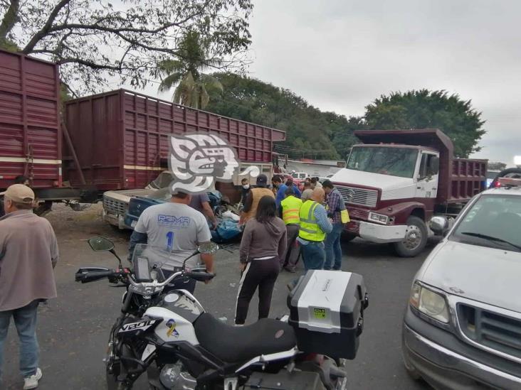 Chocan camión de volteo y automóvil en la Córdoba-Veracruz; hay un lesionado