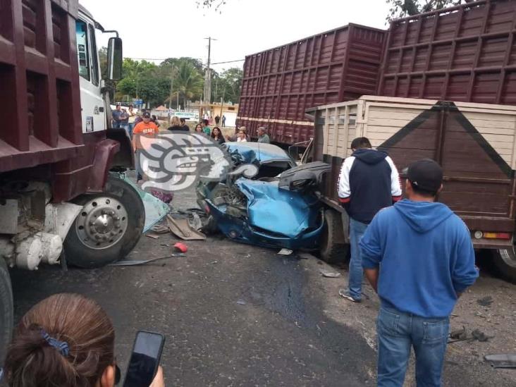 Chocan camión de volteo y automóvil en la Córdoba-Veracruz; hay un lesionado