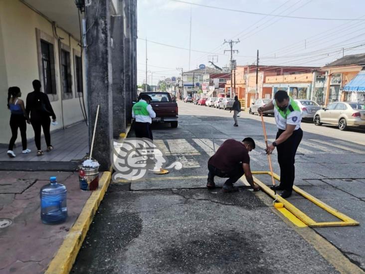 Personal de Tránsito realiza balizamiento y pinta pasos peatonales
