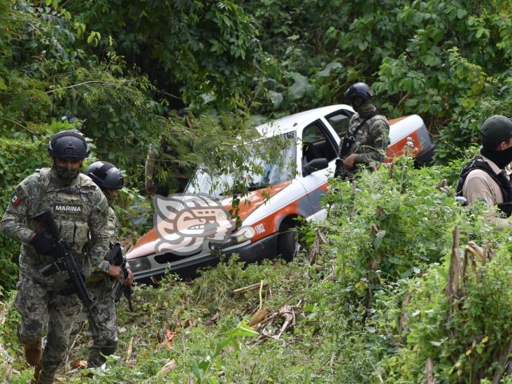 Taxista evita choque y vuelca a barranco en Acayucan