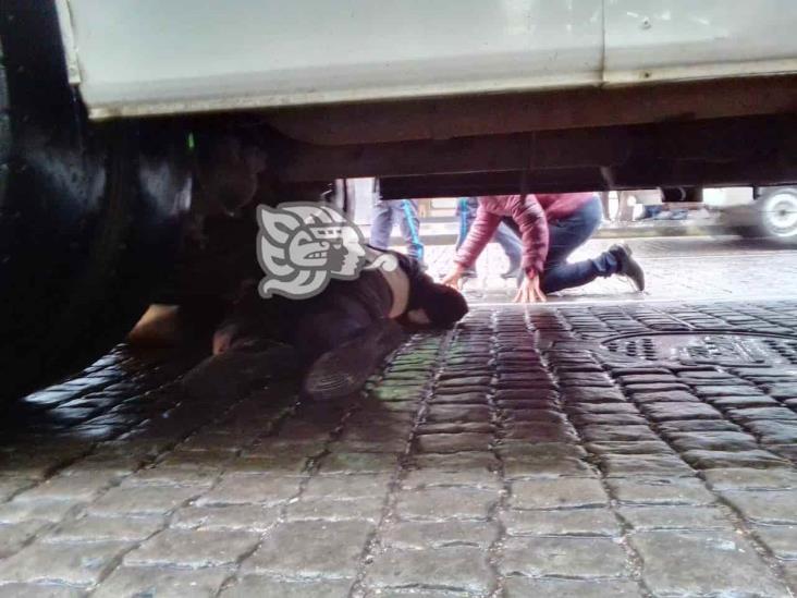 Autobús de pasaje atropella a mujer en céntrica calle de Xalapa
