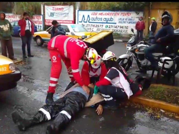 Impacta taxi a moto: 2 heridos